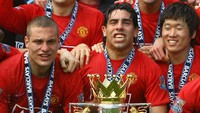 Carlos Tevez meraih dua medali juara bersama Manchester United, ketika jadi andalan di musim 2007/2008 dan 2008/2009. Di atas kertas, ia menjalani kedua musim tersebut sebagai pemain pinjaman. (Foto: Alex Livesey/Getty Images)