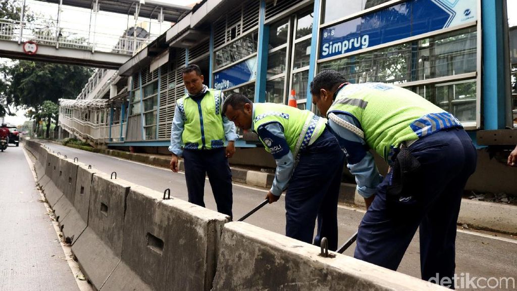 Petugas TransJ Perlebar Separator Halte Simprug Petugas TransJ Perlebar Separator Halte Simprug