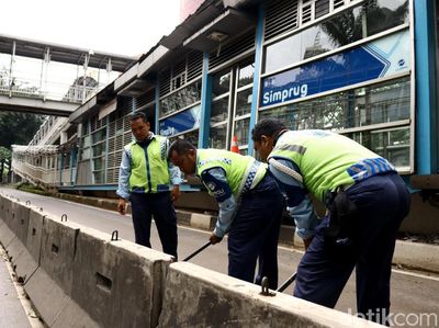 Petugas TransJ Perlebar Separator Halte Simprug