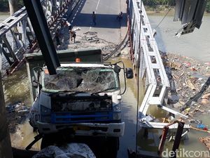 Tinggal 1 Truk yang Belum Dievakuasi, Reruntuhan Mulai Dibersihkan