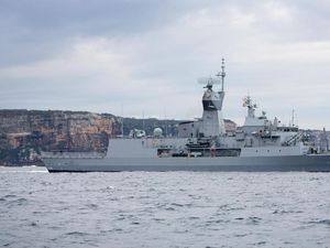AL China Menantang Tiga Kapal Perang Australia