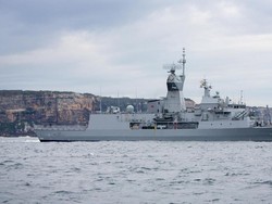 AL China Menantang Tiga Kapal Perang Australia
