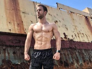 Potret Jonas, Pilot Ganteng Berperut Sixpack yang Bikin Gagal Fokus