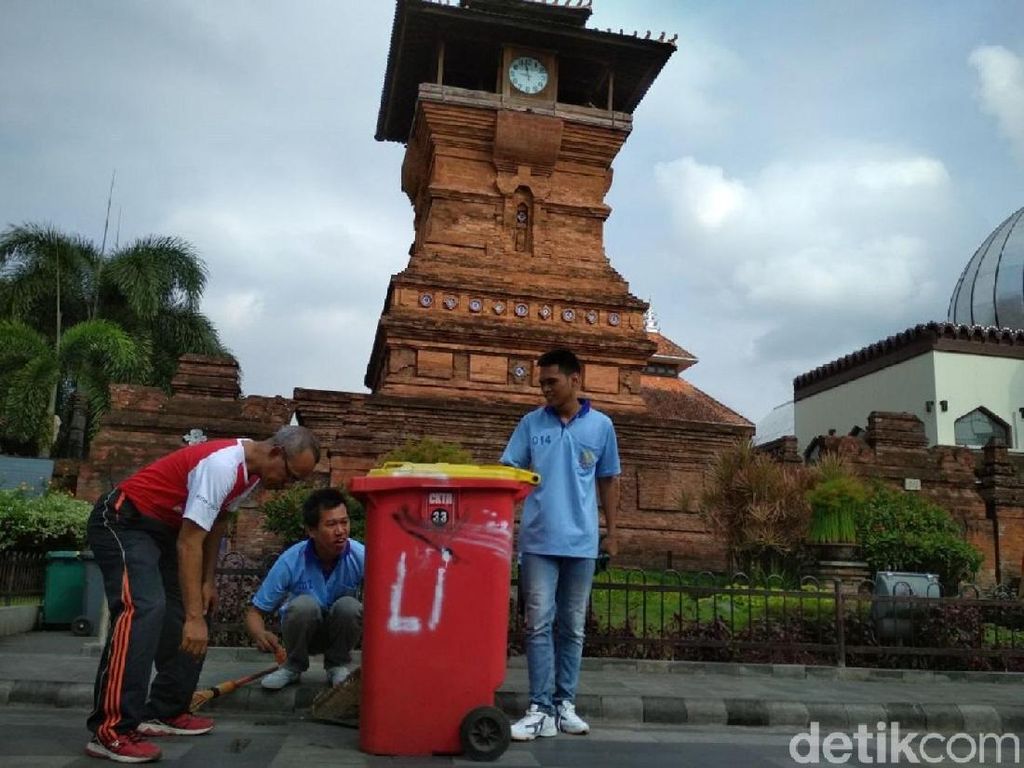Biar Tak Jemu, Penghuni Rutan Kudus Kerja Bakti di Luar Sel Biar Tak Jemu, Penghuni Rutan Kudus Kerja Bakti di Luar Sel