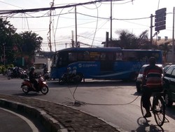 Awas! Ada Kabel Listrik Menjuntai di Jalan Pakin Pluit