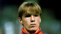 Richard Witschge berkostum Blaugrana pada 1991-1993. (Foto: Shaun Botterill/Allsport)