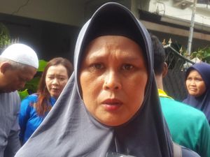 Saat Anak Saksikan Rekonstruksi Pembunuhan Pensiunan TNI AL Saat Anak Saksikan Rekonstruksi Pembunuhan Pensiunan TNI AL