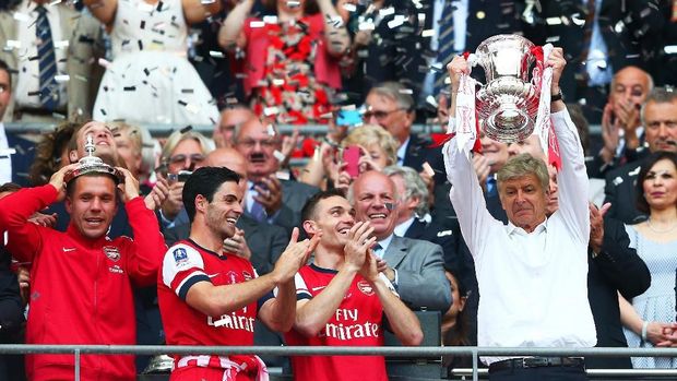 LONDON, ENGLAND - MAY 17:  Arsene Wenger manager of Arsenal (R) lifts the trophy in celebration alongside Lukas Podolski (L), Mikel Arteta (2L) and Thomas Vermaelen (2R) after the FA Cup with Budweiser Final match between Arsenal and Hull City at Wembley Stadium on May 17, 2014 in London, England.  (Photo by Clive Mason/Getty Images)