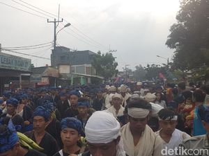 Nyeker, Seribuan Warga Baduy Jalan Kaki 50 Km