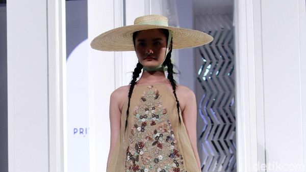 12 Koleksi Priyo Oktaviano yang Terinspirasi Gaya Liburan di Pantai Paris