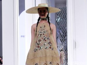 12 Koleksi Priyo Oktaviano yang Terinspirasi Gaya Liburan di Pantai Paris