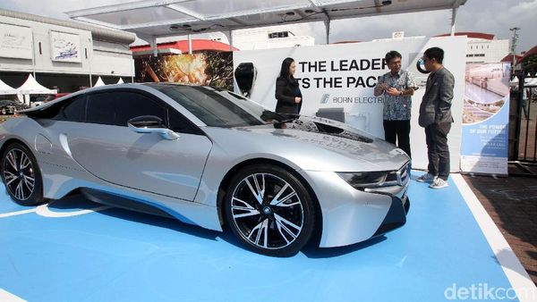 Uji Pengisian Listrik Mobil BMW