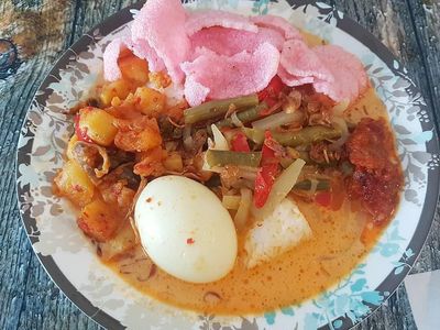 Habis Olahraga Pagi, Enaknya Makan Lontong Sayur Kesukaan Netizen Ini!