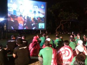 Ketika Pendukung Debat Cagub Jateng Nobar di Layar Lebar 