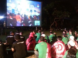 Ketika Pendukung Debat Cagub Jateng Nobar di Layar Lebar 