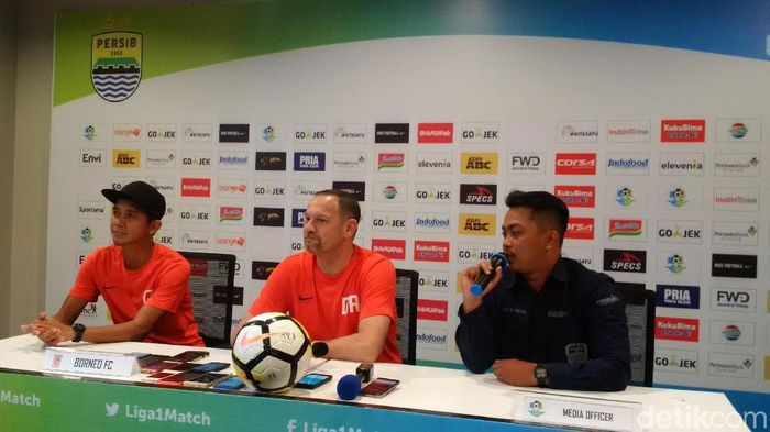 Pelatih Borneo FC Dejan Antonic (tengah) (Mochamad Solehudin/detikSport) Pelatih Borneo FC Dejan Antonic (tengah) (Mochamad Solehudin/detikSport)