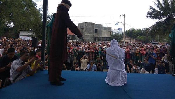 Foto: Gempita Warga Tonton PSK Online Dihukum Cambuk di Aceh