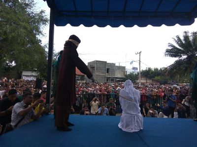 Foto: Gempita Warga Tonton PSK Online Dihukum Cambuk di Aceh