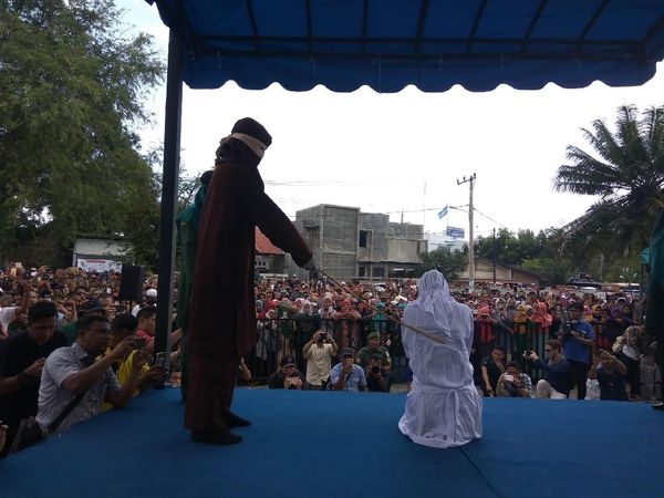 Foto: Gempita Warga Tonton PSK Online Dihukum Cambuk di Aceh