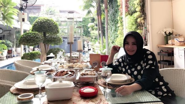 Punya Resort Mewah di Bali, Begini Gaya Ibunda Nagita Slavina Saat Kulineran