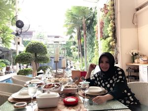 Punya Resort Mewah di Bali, Begini Gaya Ibunda Nagita Slavina Saat Kulineran