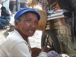 Semangat Kartini Samiati, Penjual Perkakas Keliling di Magetan