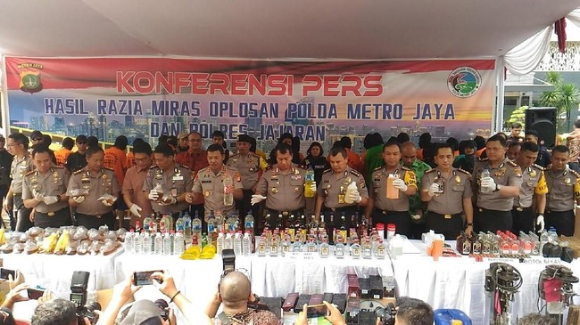 Polda Metro Sita 39 Ribu Miras Selama 2 Pekan Razia Polda Metro Sita 39 Ribu Miras Selama 2 Pekan Razia