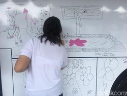 Sambut Hari Kartini, Anak Berkebutuhan Khusus Melukis Bus TransJ