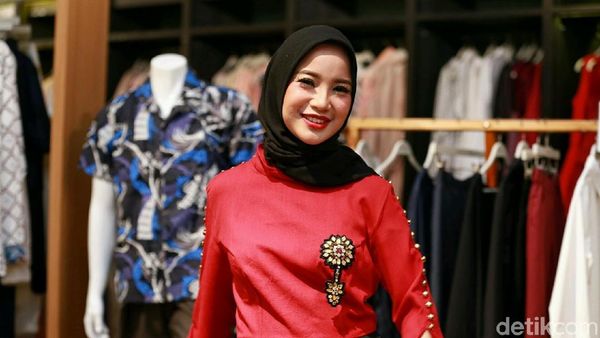 Merah Merona Baju Chacha Frederica yang Nyentrik!