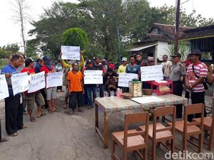 Ada Warung Berdiri di Tengah Jalan Ponorogo, Kok Boleh?