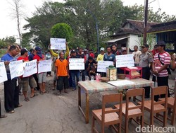 Ada Warung Berdiri di Tengah Jalan Ponorogo, Kok Boleh?