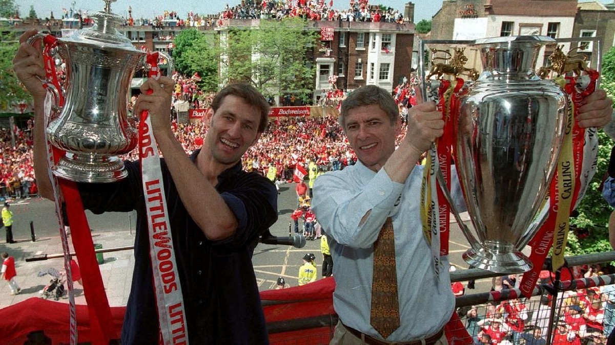 Tony Adams dan Arsene Wenger merayakan gelar Piala FA dan Premier League 1997/1998. Foto: Stringer/File Photo/Reuters