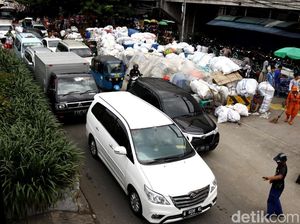 Duh! Tumpukan Karung dan Galian di Pasar Tanah Abang Bikin Macet