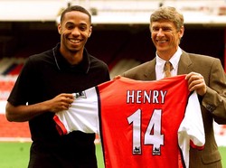Thierry Henry menegaskan tak bakal ke Barcelona karena seumur hidup ingin bersama Arsenal. Pernyataan itu dilontarkannya tahun 2006, sebelum kepindahannya ke Barca tahun 2007 -- untuk meraih sejumlah gelar juara termasuk titel La Liga dan Liga Champions. (Foto: Dylan Martinez/Reuters/File Photo)