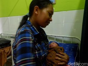 Pengungsi Gempa Banjarnegara Melahirkan Bayi Laki-laki Pengungsi Gempa Banjarnegara Melahirkan Bayi Laki-laki