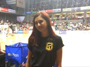 Deg-degannya Mikha Tambayong Dukung Langsung Daniel Wenas di Final IBL Deg-degannya Mikha Tambayong Dukung Langsung Daniel Wenas di Final IBL