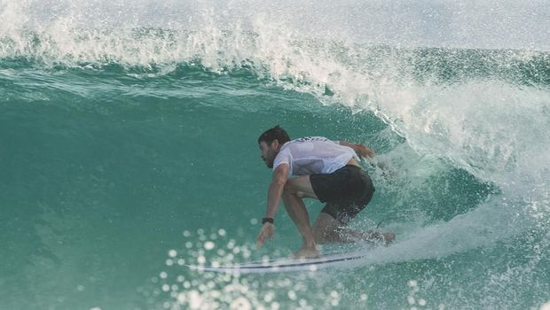 Chris Hemsworth surfing