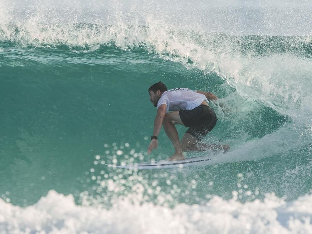 Gaya Liburan Si Kekar Thor, dari Surfing hingga Kemping Gaya Liburan Si Kekar Thor, dari Surfing hingga Kemping