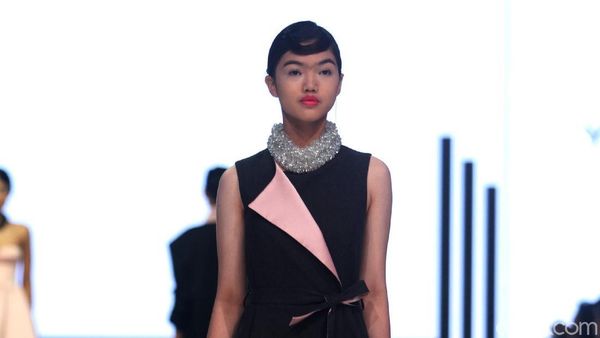 15 Koleksi Yosafat Dwi Kurniawan Mengangkat Gaya Busana Tahun 60-an