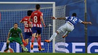 Dari tekanan-tekanan yang dilancarkan, Sociedad memetik keunggulan di menit ke-27 lewat tendangan keras Willian Jose. Skor 1-0 bertahan sampai babak pertama usai. (Foto: Vincent West/REUTERS)