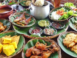 Makan Nasi Liwet dengan Lauk Melimpah Bareng Temen di Sini, Yuk!