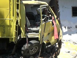 Truk Oleng Tabrak Rumah di Pasuruan, Dua Orang Luka