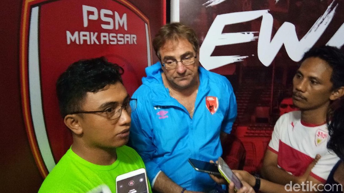 Pelatih PSM Makassar Robert Rene Alberts (tengah) memberikan keterangan kepada wartawan (Foto: Reinhard Soplantila/detikSport)
