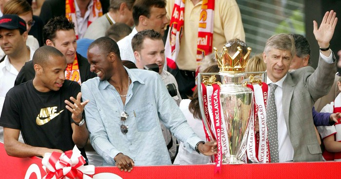 Arsene Wenger, Galfot Wenger Mundur FILE PHOTO: Arsenal's Thierry Henry, Patrick Viera and manager Arsene Wenger celebrate during a victory parade in north London May 16, 2004. Arsenal are celebrating their victory in the English premier league. Arsenal became the first team since Preston North End's