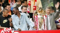 Arsenal melaju dengan mantap di Premier League 2003/2004, dengan Wenger berhasil meracik skuat tak terkalahkan sepanjang musim -- The Invincibles. Arsenal menang 26 laga dan seri 12 kali, kebobolan cuma 26 gol saja dalam lajunya. (Foto: Peter Macdiarmid/File Photo/Reuters)