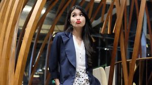 Pose Monyong, Sandra Dewi Tetap Cantik?
