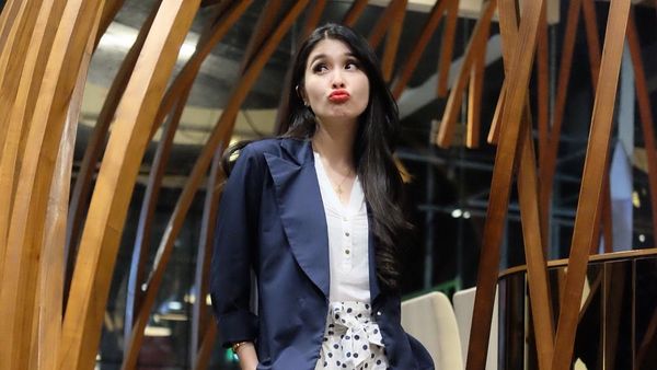 Pose Monyong, Sandra Dewi Tetap Cantik?
