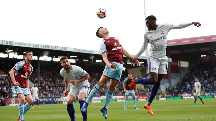 Soccer Football - Premier League - Burnley vs Chelsea - Turf Moor, Burnley, Britain - April 19, 2018   Chelseas Tiemoue Bakayoko in action with Burnleys Matthew Lowton    Action Images via Reuters/Andrew Boyers    EDITORIAL USE ONLY. No use with unauthorized audio, video, data, fixture lists, club/league logos or live services. Online in-match use limited to 75 images, no video emulation. No use in betting, games or single club/league/player publications.  Please contact your account representative for further details.