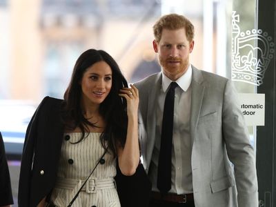So Sweet! Meghan Markle dan Pangeran Harry Serasi Bergaya Monokromatik