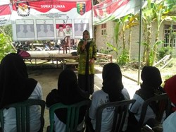 Istri Cagub Arinal Catat Curhatan Warga Pringsewu Lampung